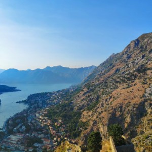 Perast et la forteresse de Kotor. On a fait l'ascension en plein soleil, sinon c'est pas drôle 🤠.#montenegro #landscape #kotor